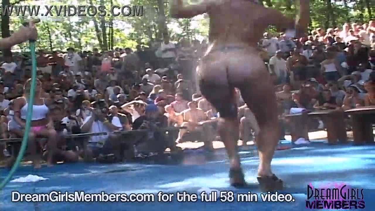 Offentlig nakenhet och striptease med hotwife-tävling